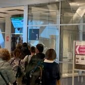 Pasajeros suben al tren Avril en su viaje inaugural desde la estación de Vigo