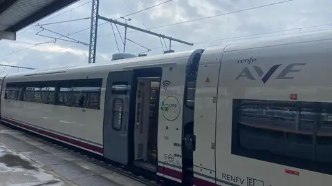 Imagen del primer tren AVRIL recibiendo a pasajeros en Santiago. Foto: Sara Gestal / OC Compostela AVRIL