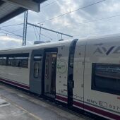 Imagen del primer tren AVRIL recibiendo a pasajeros en Santiago. Foto: Sara Gestal / OC Compostela
