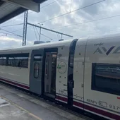 Imagen del primer tren AVRIL recibiendo a pasajeros en Santiago. Foto: Sara Gestal / OC Compostela Imagen del primer tren AVRIL recibiendo a pasajeros en Santiago. Foto: Sara Gestal / OC Compostela