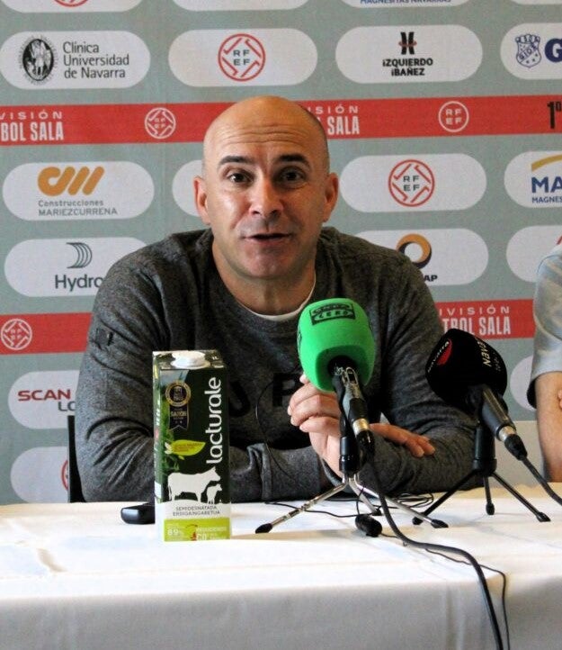 Miguel Hernández, entrenador de Osasuna Magna Xota: "Se me pone la piel de gallina. El equipo tiene una pinta muy buena" Miguel Hernández, entrenador de Osasuna Magna Xota: "Se me pone la piel de gallina. El equipo tiene una pinta muy buena"