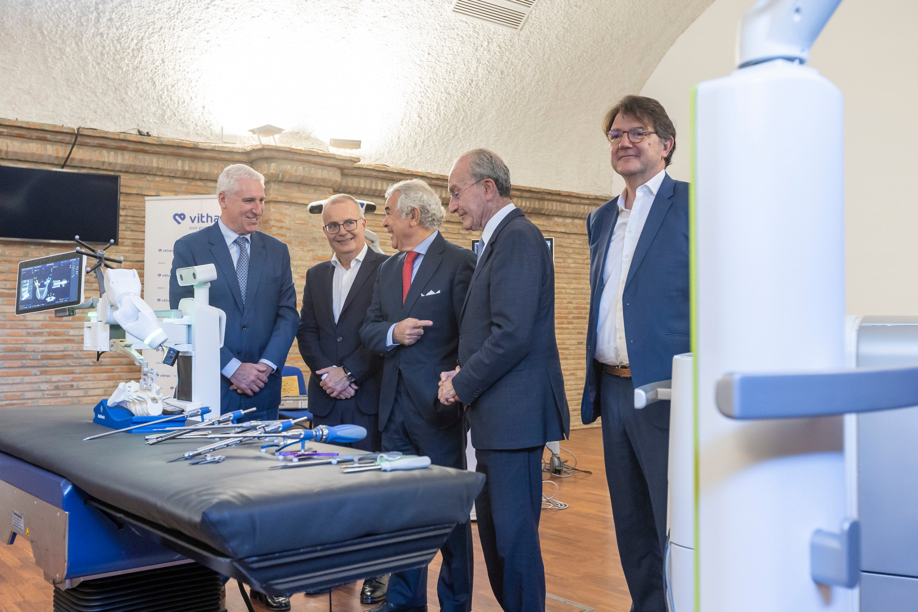 Vithas Málaga presenta su Unidad de Cirugía Robótica Espinal, junto con el innovador robot de alta precisión Mazor Vithas Málaga presenta su Unidad de Cirugía Robótica Espinal, junto con el innovador robot de alta precisión Mazor