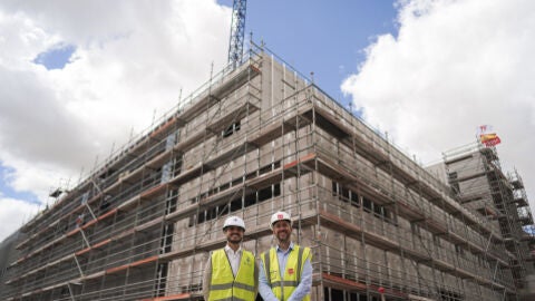 El consejero de Presidencia, Justicia y Administraci&oacute;n Local, Miguel &Aacute;ngel Garc&iacute;a Mart&iacute;n, visita las obras de los nuevos juzgados de Torrej&oacute;n de Ardoz junto al alcalde de la localidad, Alejandro Navarro.