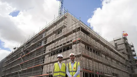 El nuevo edificio judicial único de Torrejón de Ardoz estará terminado antes de concluir 2024 El consejero de Presidencia, Justicia y Administración Local, Miguel Ángel García Martín, visita las obras de los nuevos juzgados de Torrejón de Ardoz junto al alcalde de la localidad, Alejandro Navarro.
