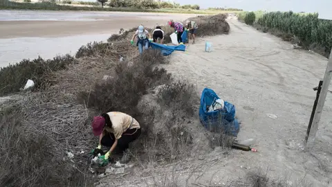 Voluntarios recogiendo basura en el azarbe Ancho. Voluntarios recogiendo basura en el azarbe Ancho.