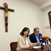 Isabel Oviedo y Jesús Álvarez durante la rueda de prensa en el Obispado Isabel Oviedo y Jesús Álvarez durante la rueda de prensa en el Obispado