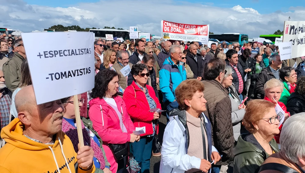El aspirante popular a la Presidencia entre el publico reclamando médicos. El aspirante popular a la Presidencia entre el publico reclamando médicos.