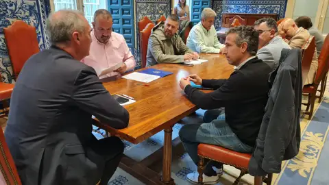 El presidente del Club Agustín Cuenca junto a los directivos Juan Carlos Renedo, Fernando De Frutos, Álvaro Gil y el gerente de la entidad, Juan Antonio Sanz, han participado en una primera reunión con el consistorio de la ciudad Gimnástica Segoviana