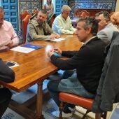 El presidente del Club Agustín Cuenca junto a los directivos Juan Carlos Renedo, Fernando De Frutos, Álvaro Gil y el gerente de la entidad, Juan Antonio Sanz, han participado en una primera reunión con el consistorio de la ciudad