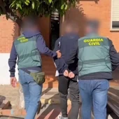 Agentes de la Guardia Civil junto a un detenido Agentes de la Guardia Civil junto a un detenido