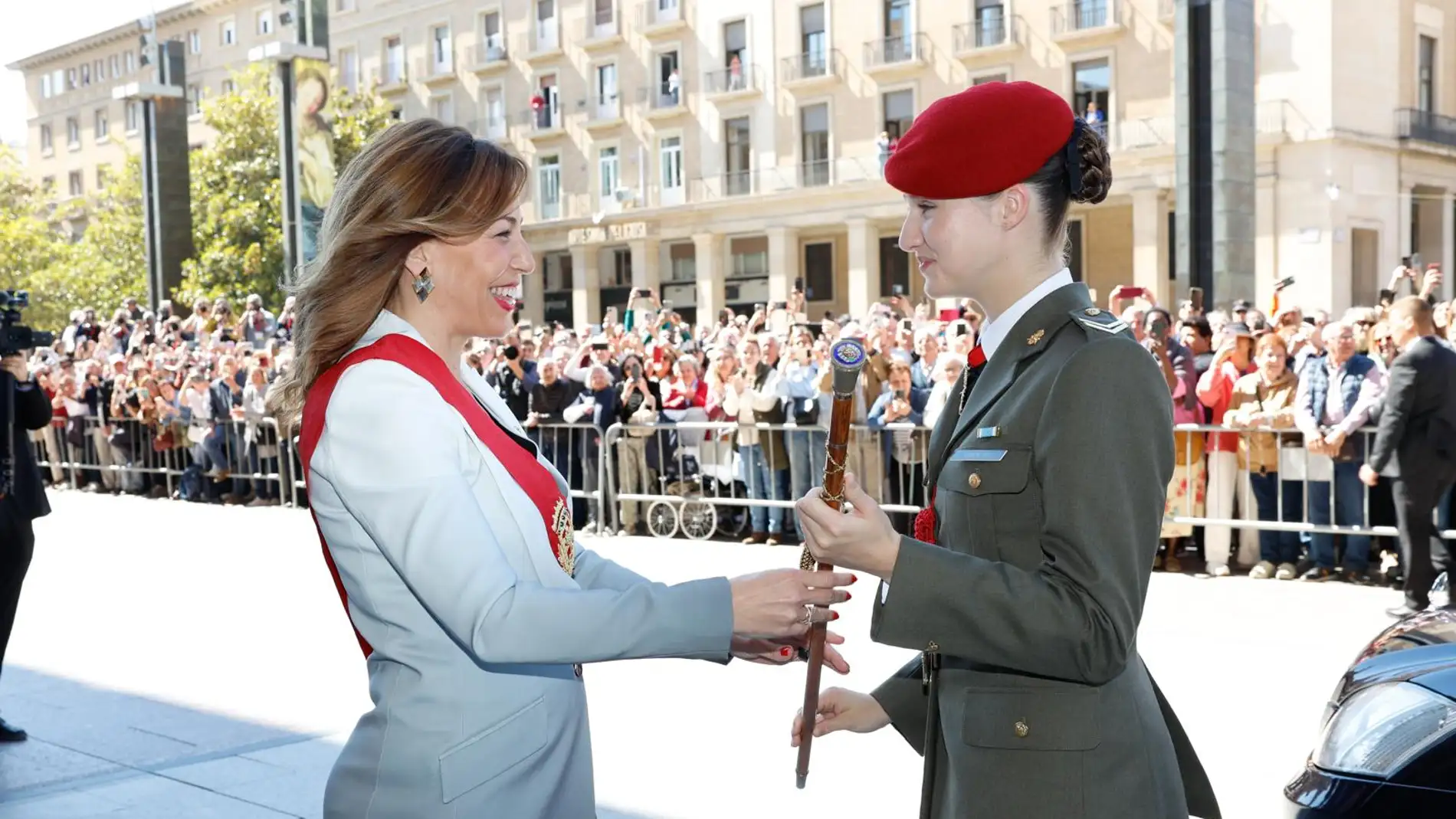 La princesa ha recibido el bastón de mando de la alcadesa de Zaragoza
