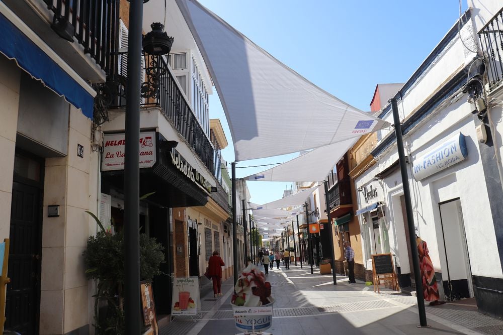 Instalados los toldos en la calle De La Plaza en Puerto Real Instalados los toldos en la calle De La Plaza en Puerto Real