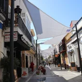 Una de las calles del centro de Puerto Real con el toldo Una de las calles del centro de Puerto Real con el toldo