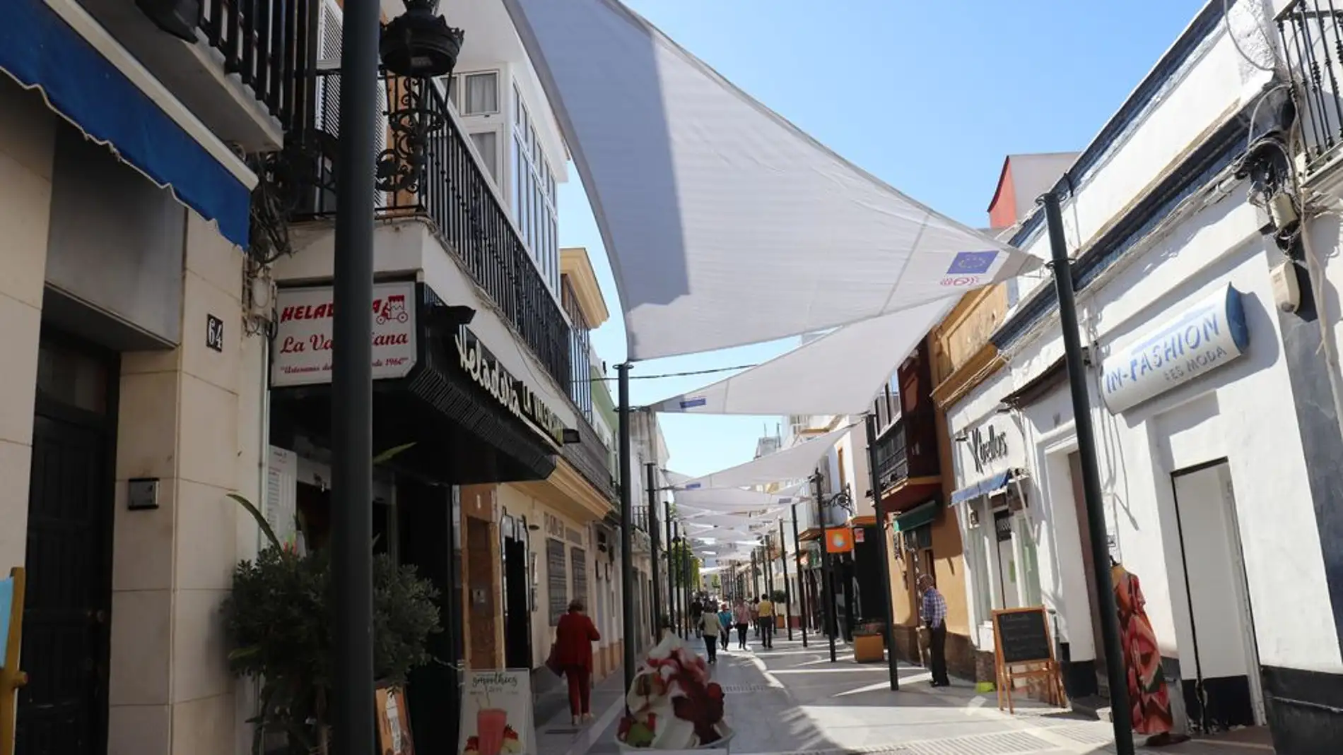 Una de las calles del centro de Puerto Real con el toldo