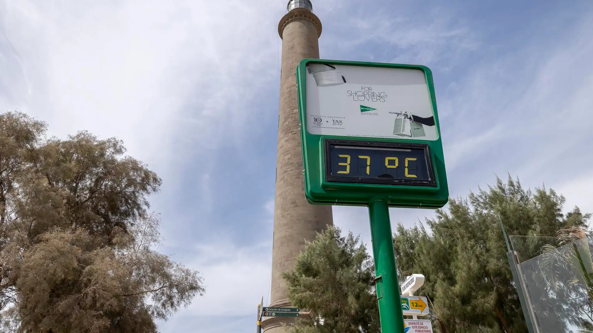 Imagen de archivo de un termómetro a 37 grados junto al faro de la playa de Maspalomas (Gran Canaria).