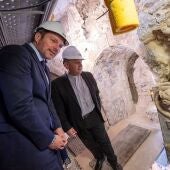 Descubren una ventana románica en la Catedral de Santiago durante unas obras de restauración 