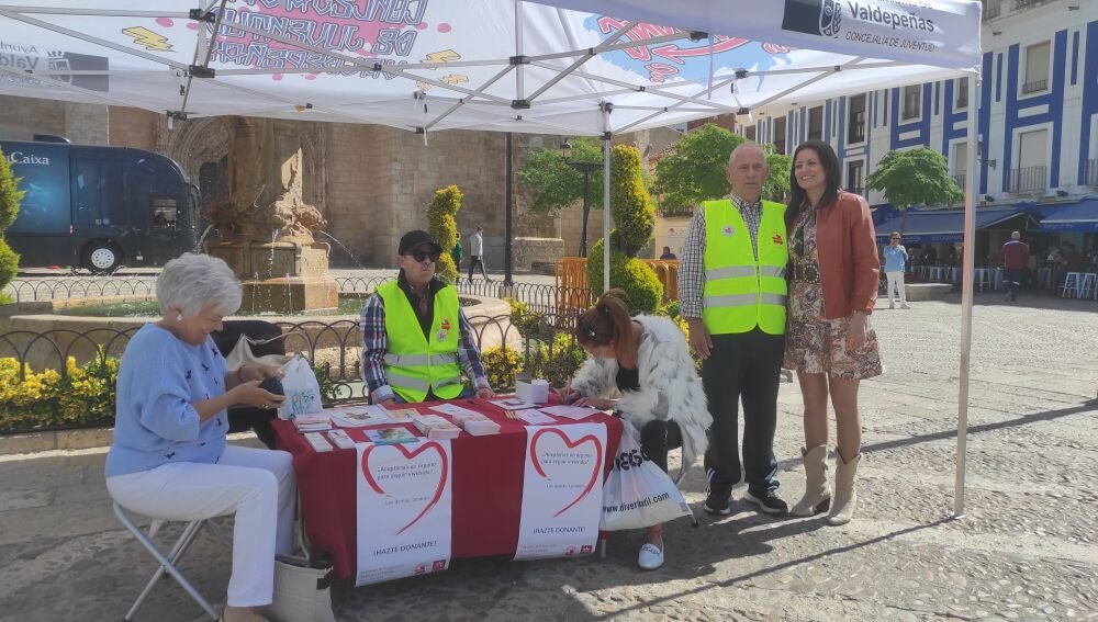 Dos mujeres se hacen donantes de órganos en la mesa informativa de la Asociación de Pretrasplante y Trasplantados CLM en Valdepeñas