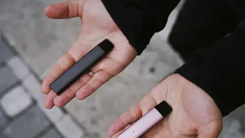 Imagen de recurso de una personas con dos vapeadores Imagen de recirso de una personas con dos vapeadores