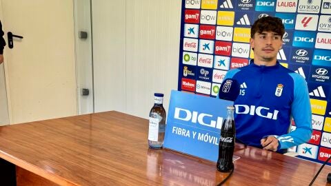 22-5 Oier Luengo en la sala de prensa del Requex&oacute;n