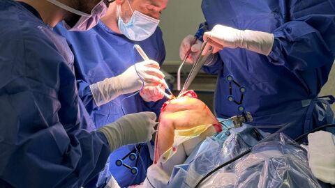 Intervención quirúrgica de rodilla en el Hospital Universitario del Vinalopó de Elche. 