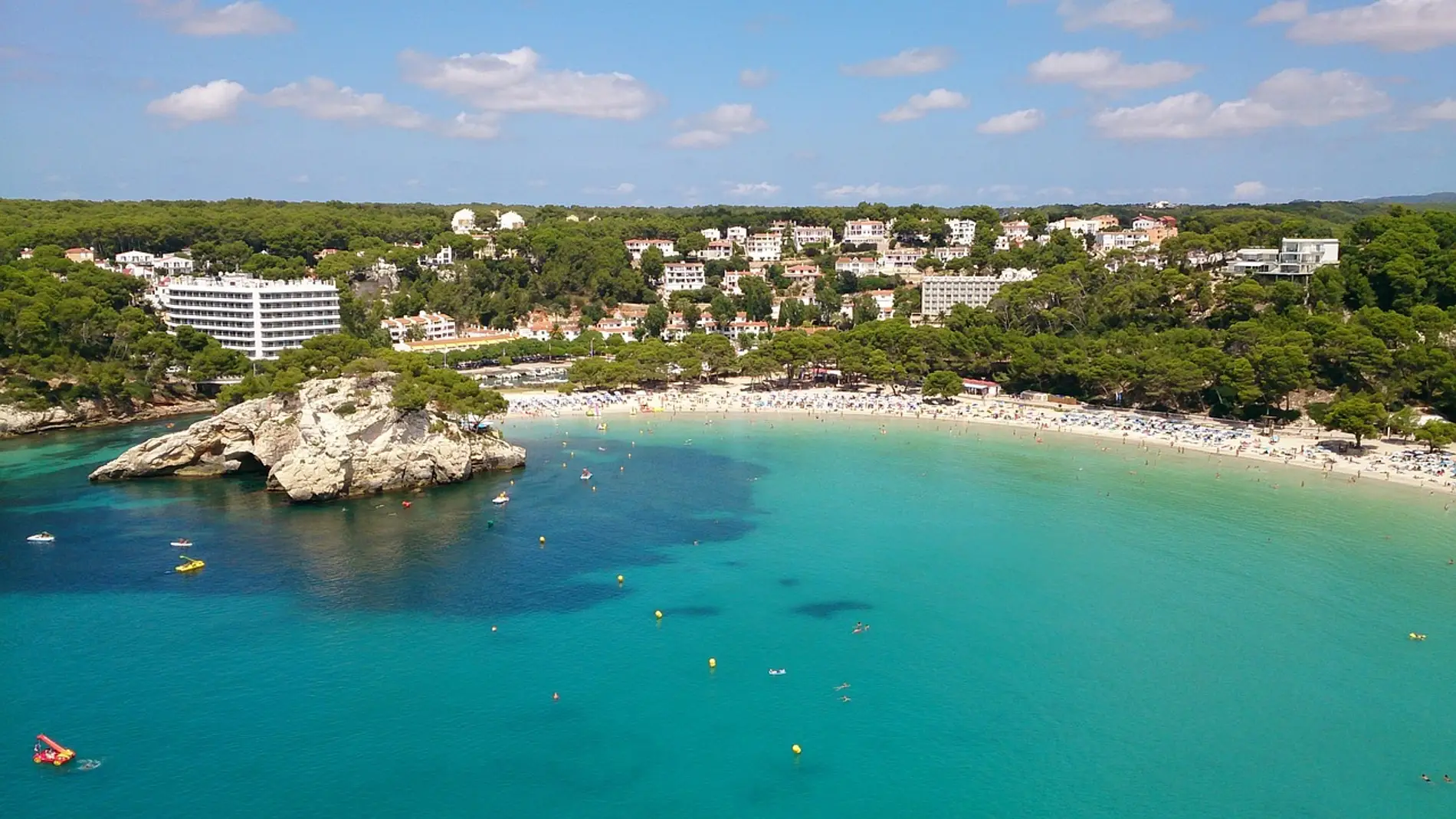 La isla de Menorca, en las Islas Baleares, tiene algunas de las playas más bonitas de España. 