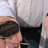 Este dispositivo, que incorpora marcapasos y desfibrilador, es eficaz para prevenir muertes súbitas Este dispositivo, que incorpora marcapasos y desfibrilador, es eficaz para prevenir muertes súbitas