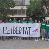 Profesores ante el IES José María Parra de Alzira