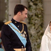 El príncipe Felipe y Letizia Ortiz se miran durante la ceremonia religiosa de su boda. 