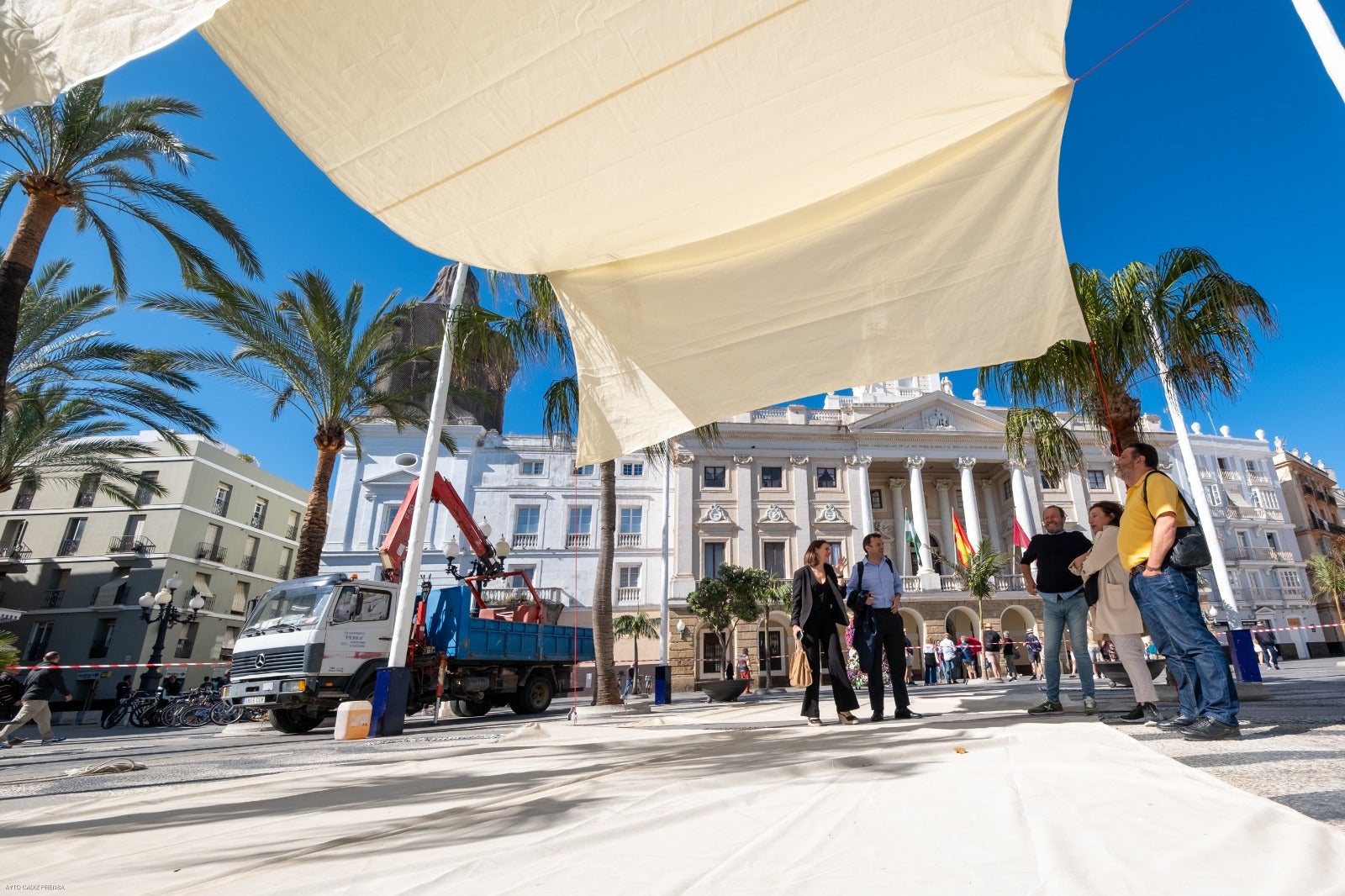 El Ayuntamiento de Cádiz coloca nuevos toldos en la plaza San Juan de Dios El Ayuntamiento de Cádiz coloca nuevos toldos en la plaza San Juan de Dios