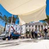 El Ayuntamiento de Cádiz coloca nuevos toldos en la plaza San Juan de Dios El Ayuntamiento de Cádiz coloca nuevos toldos en la plaza San Juan de Dios