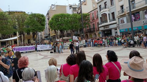 Concentración en la plaça de Baix de Elche de los sindicatos del ámbito educativo.