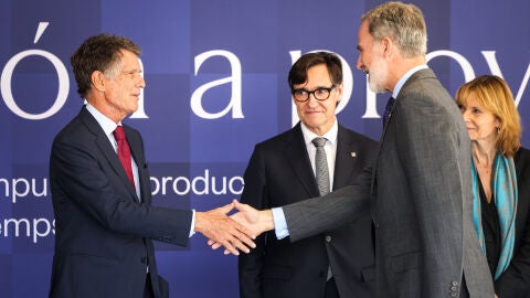 El Rei d'Espanya, Felip V, saludant al president del Cercle, Jaume Guardiola, amb la pres&egrave;ncia del socialista, Salvador Illa