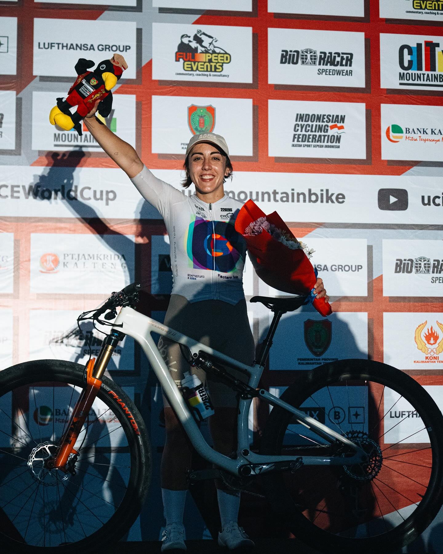Amparo Chapa, del Club Ciclista la Vila, consigue pódium en la World Cup XCE de Indonesia. Amparo Chapa, del Club Ciclista la Vila, consigue pódium en la World Cup XCE de Indonesia.