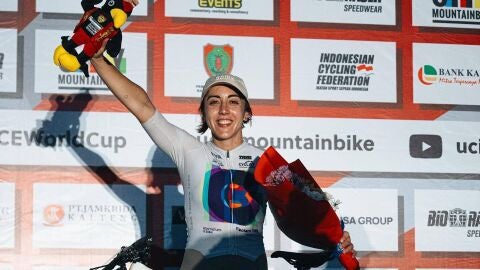 Amparo Chapa, del Club Ciclista la Vila, consigue p&oacute;dium en la World Cup XCE de Indonesia.
