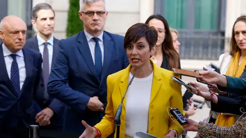 La ministra de Vivienda y Agenda Urbana, Isabel Rodríguez, durante una rueda de prensa este jueves en el Congreso. El Gobierno confía en retomar con el PP la reforma de la Ley del Suelo tras las elecciones europeas
