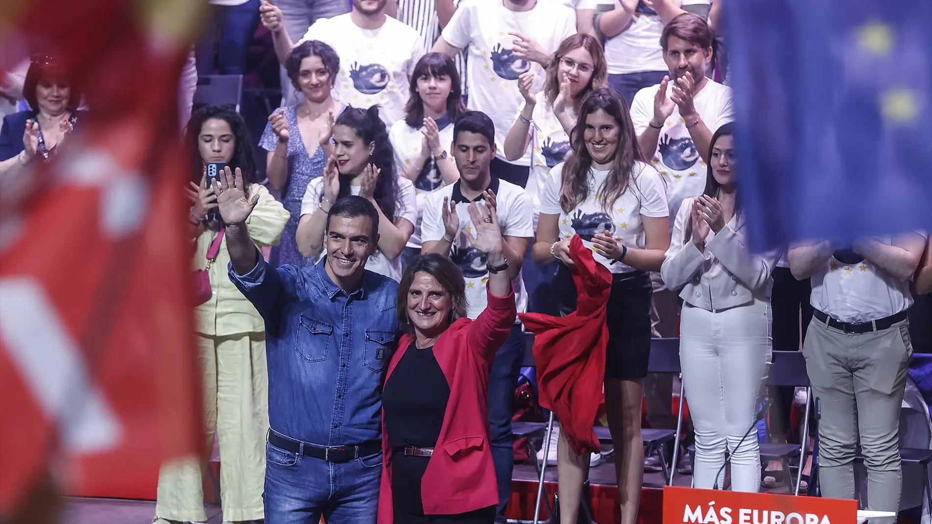 El presidente del Gobierno, Pedro Sánchez, y la candidata del PSOE para las elecciones europeas, Teresa Ribera, durante el inicio de la campaña a los comicios europeos en Valencia