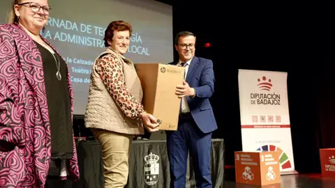 La Diputación de Badajoz entrega más de 700 equipos informáticos a distintos ayuntamientos de la provincia pacense La Diputación de Badajoz entrega más de 700 equipos informáticos a distintos ayuntamientos de la provincia pacense