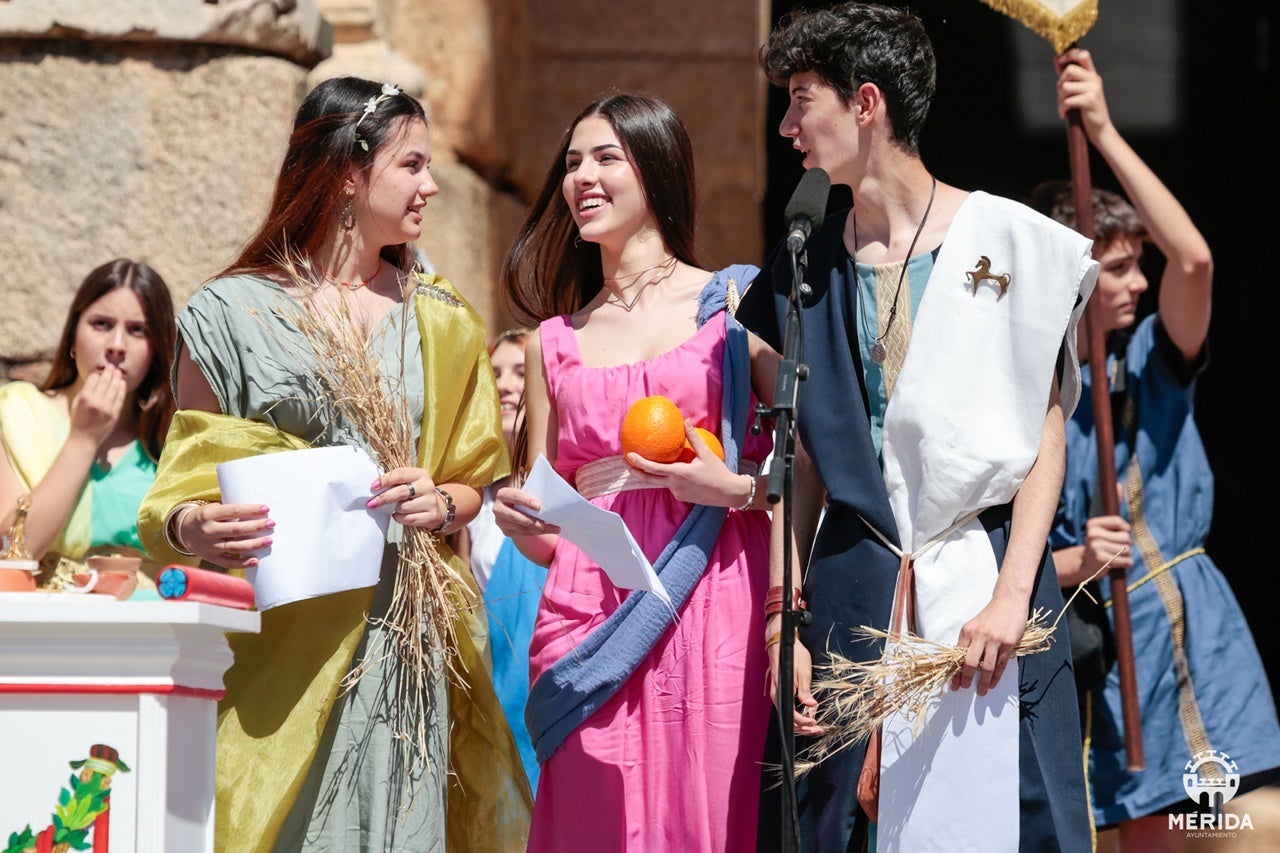 Más de 400 alumnos y alumnas de Secundaria han recibido hoy la toga y el velo que simboliza el paso de la niñez a la adolescencia Más de 400 alumnos y alumnas de Secundaria han recibido hoy la toga y el velo que simboliza el paso de la niñez a la adolescencia