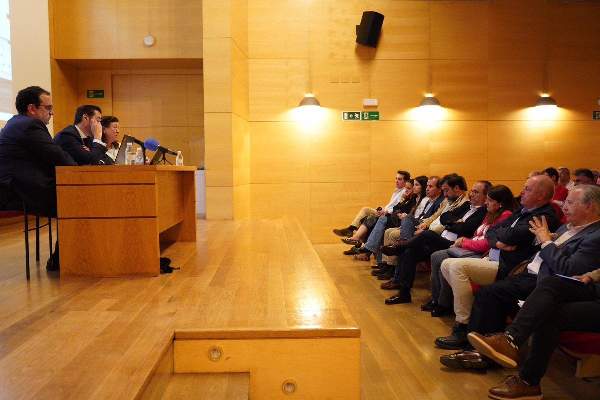 La Junta estudia proyectar en Don Benito un nuevo polígono industrial con una superficie de más de 400.000 m2 La Junta estudia proyectar en Don Benito un nuevo polígono industrial con una superficie de más de 400.000 m2