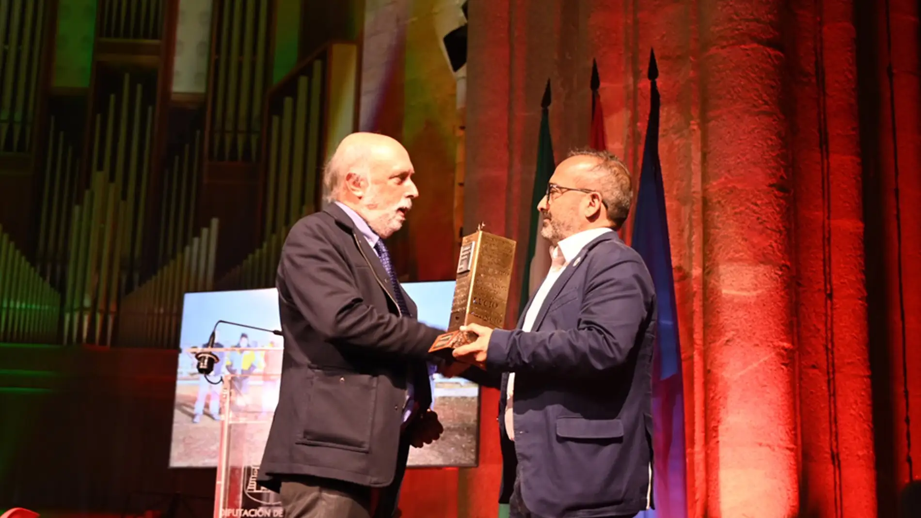 El presidente de la Diputación de Cáceres, Miguel Ángel Morales, entrega el I Premio Conchita Viera al antropólogo Francisco Echevarría