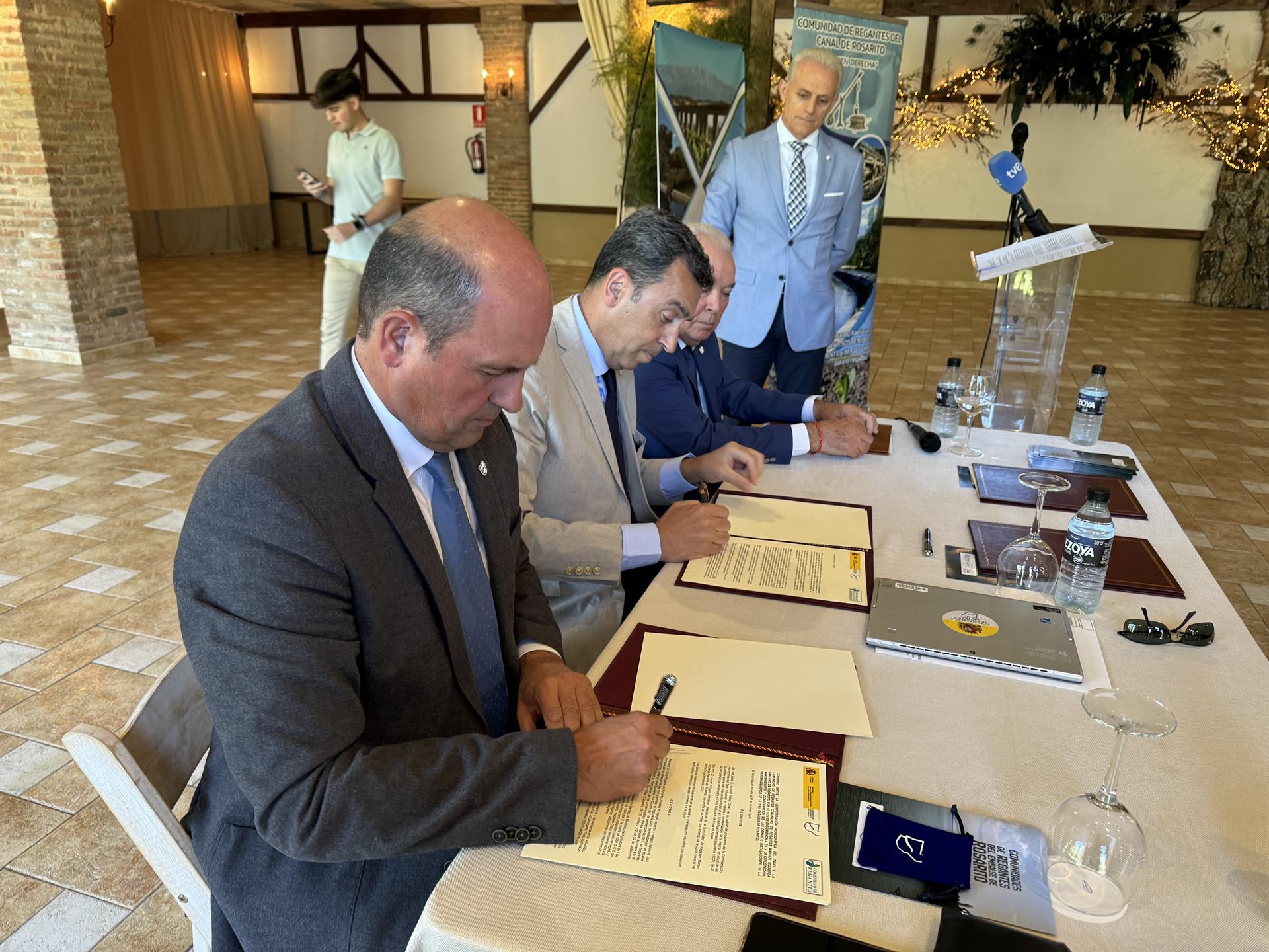 Regantes de Rosarito firman los convenios de encomienda con la Confederación del Tajo para una "gestión eficiente" Regantes de Rosarito firman los convenios de encomienda con la Confederación del Tajo para una "gestión eficiente"