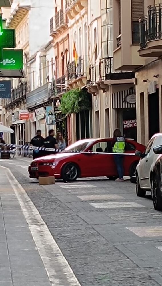 Imagen del vehículo estrellado contra la fachada de Druni en Valdepeñas