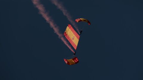 Exhibici&oacute;n paracaidista en Gij&oacute;n