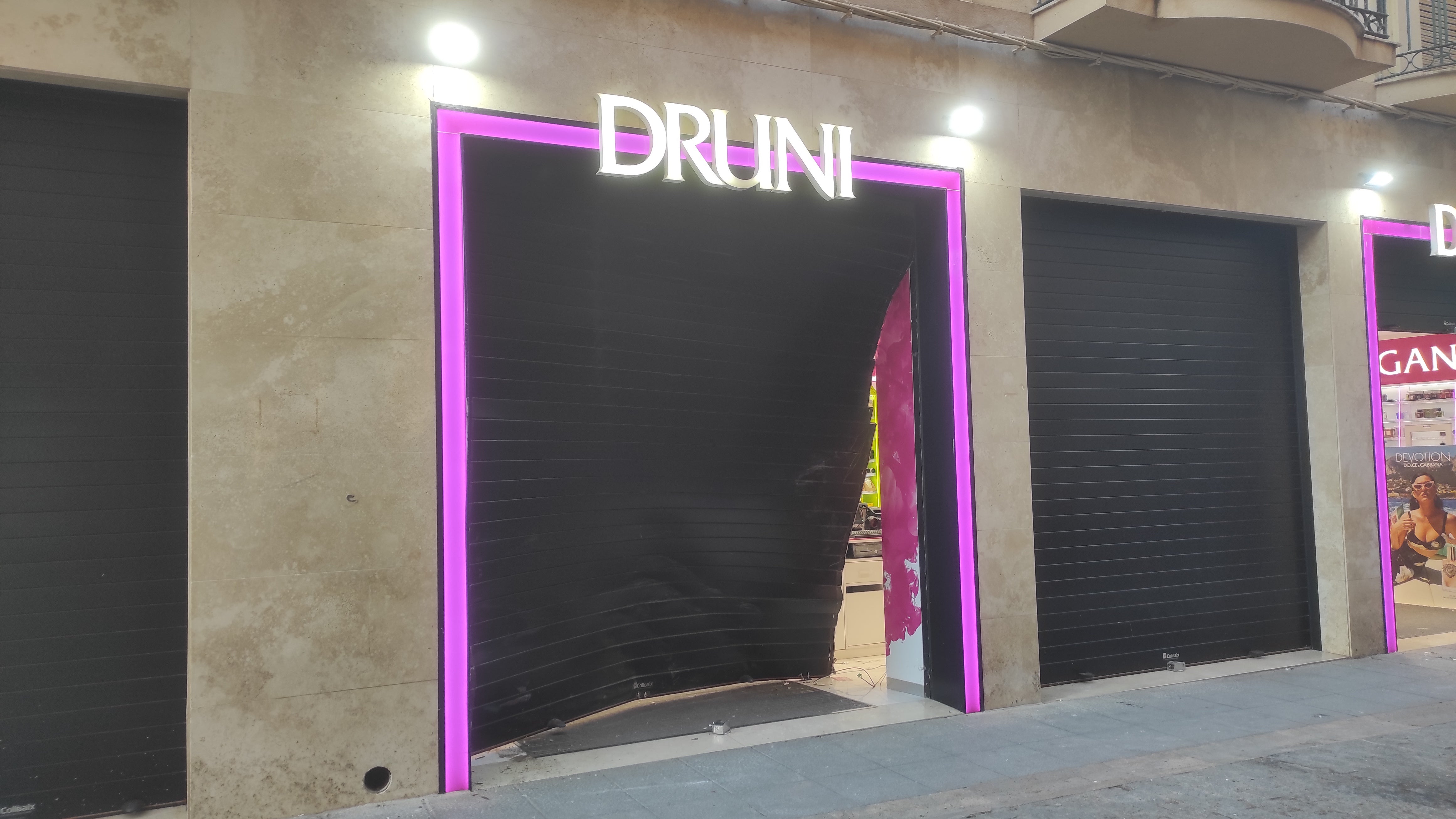 Robo con alunizaje en la perfumería Druni de Valdepeñas Robo con alunizaje en la perfumería Druni de Valdepeñas