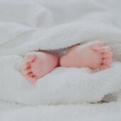 Imagen de archivo de los pies de un bebé.