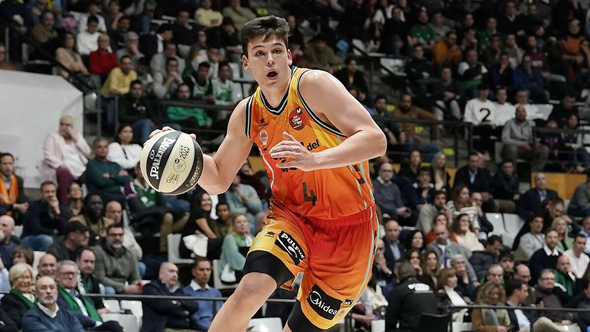 Pradilla: "Va a ser un partido muy duro y muy largo, necesitamos que la Fonteta nos apoye hasta el final" Pradilla: "Va a ser un partido muy duro y muy largo, necesitamos que la Fonteta nos apoye hasta el final"
