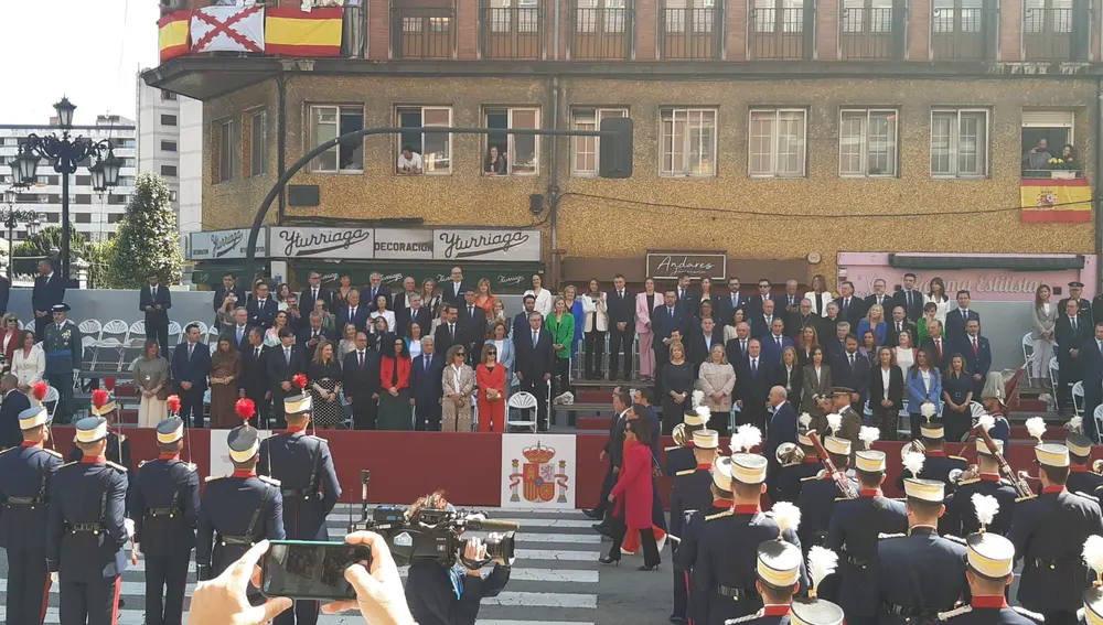 La reina Letizia y autoridades se dirigen a la tribuna real en Oviedo