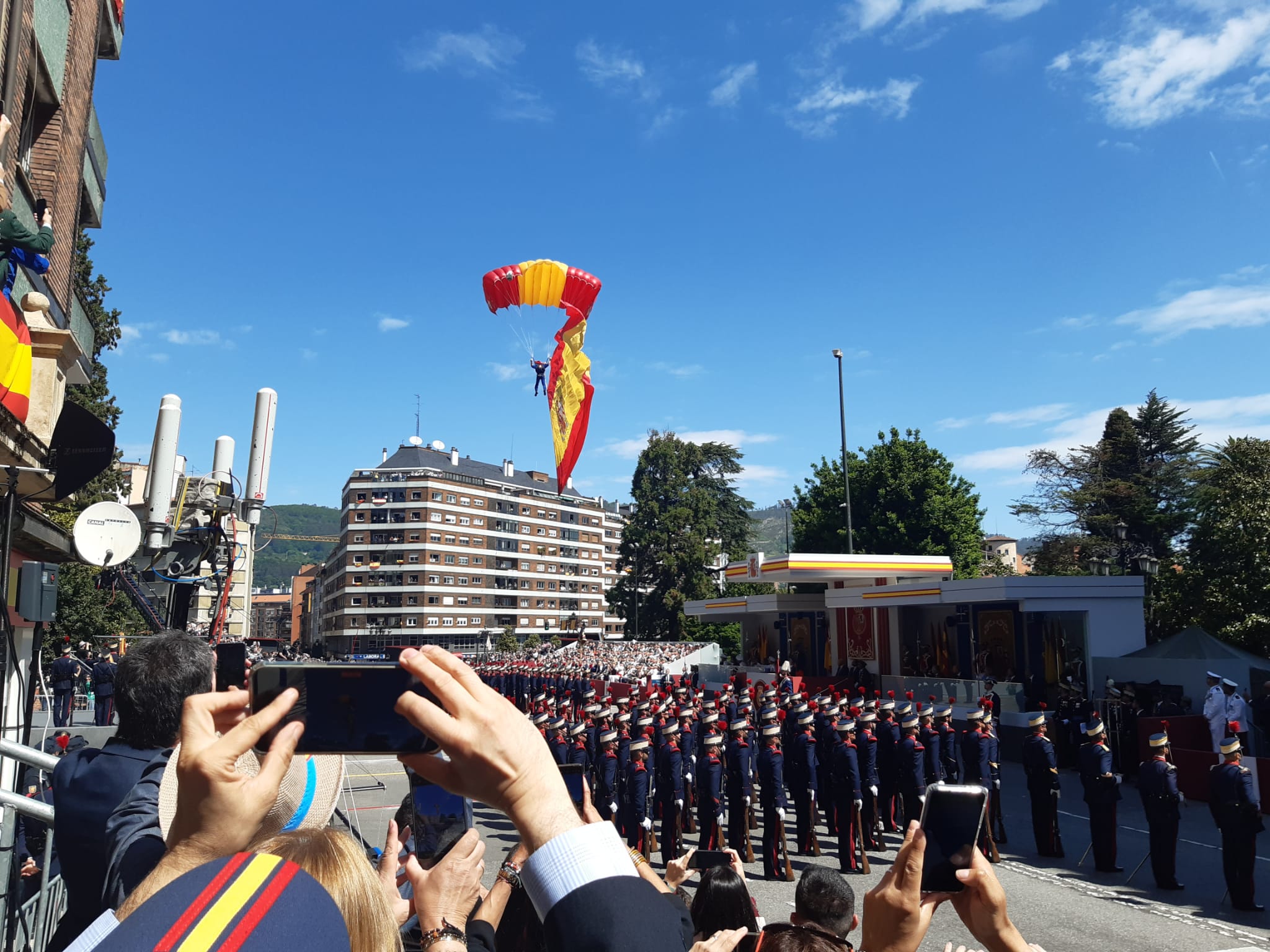 Miles de personas acuden al desfile presidido por el Rey Felipe VI en Oviedo Miles de personas acuden al desfile presidido por el Rey Felipe VI en Oviedo