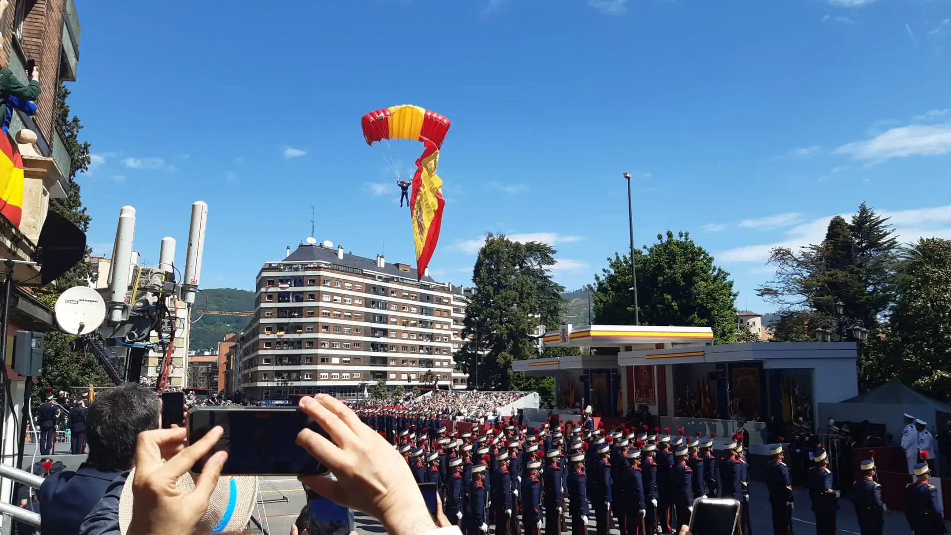 Miles de personas acuden al desfile presidido por el Rey Felipe VI en Oviedo