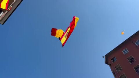 Un paracaidista del Ejército durante los actos con motivo del Día de las Fuerzas Armadas